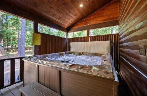 Broken Bow House | Gathering in the Pines - Just Opened - Heated Pool, Pickleball, Putt-Putt, Hot Tub, Sleeps 15