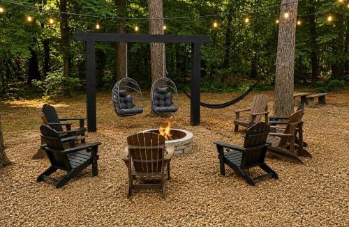 Broken Bow House | Gathering in the Pines - Just Opened - Heated Pool, Pickleball, Putt-Putt, Hot Tub, Sleeps 15