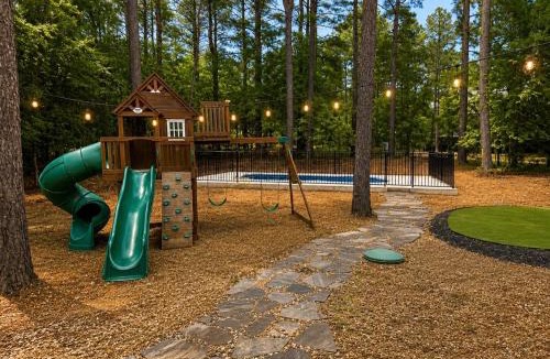 Broken Bow House | Gathering in the Pines - Just Opened - Heated Pool, Pickleball, Putt-Putt, Hot Tub, Sleeps 15
