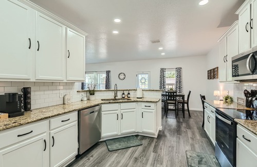West San Antonio House | Gathering Place 4BR Lackland BMT Seaworld < 4.5mi!