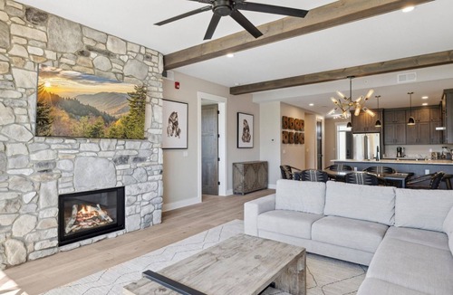 Gatlinburg Condo | Gatlinburg 3 BD-Walk-in Shower-Plunge Tub-Outdoor Pool-$1000 Free Tickets