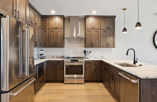 Gatlinburg Condo | Gatlinburg 3 BD-Walk-in Shower-Plunge Tub-Outdoor Pool-$1000 Free Tickets
