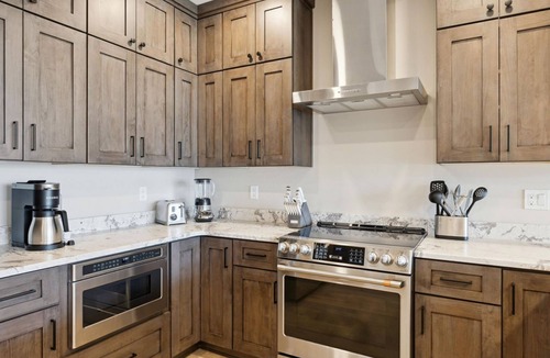 Gatlinburg Condo | Gatlinburg 3 BD-Walk-in Shower-Plunge Tub-Outdoor Pool-$1000 Free Tickets