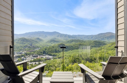 Gatlinburg Condo | Gatlinburg 3 BD-Walk-in Shower-Plunge Tub-Outdoor Pool-$1000 Free Tickets