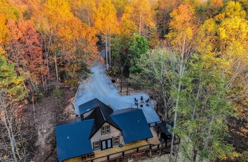 Pittman Center Cabin | Gatlinburg Cozy Retreat ,Golf course 5 min away!