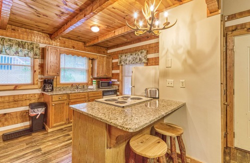 Gatlinburg Cabin | Gatlinburg | Hot Tub | Pet Friendly | Fire Pit | Fireplace | Wifi