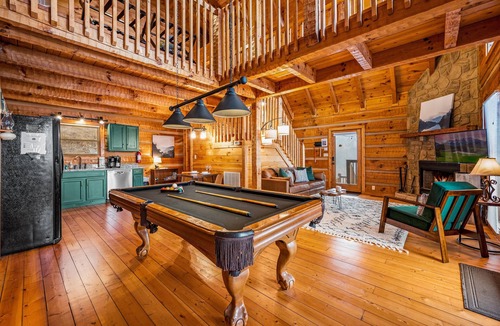 Chalet Village House | GATLINBURG LOG CABIN SPECTACULAR VIEWS HOT TUB LUXURY HONEYMOON ANNIVERSARY