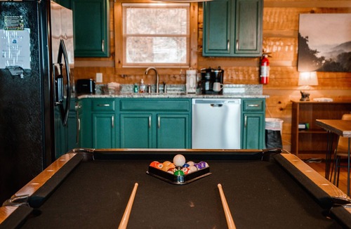 Chalet Village House | GATLINBURG LOG CABIN SPECTACULAR VIEWS HOT TUB LUXURY HONEYMOON ANNIVERSARY