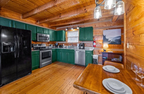 Chalet Village House | GATLINBURG LOG CABIN SPECTACULAR VIEWS HOT TUB LUXURY HONEYMOON ANNIVERSARY