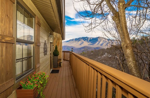 Chalet Village Ski Chalet | GATLINBURG VIEW DOWNTOWN LIGHTS ANAKEESTA MT LECONTE TRAM SKYBRIDGE SKI HOT TUB