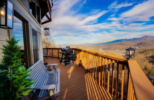 Chalet Village Ski Chalet | GATLINBURG VIEW DOWNTOWN LIGHTS ANAKEESTA MT LECONTE TRAM SKYBRIDGE SKI HOT TUB