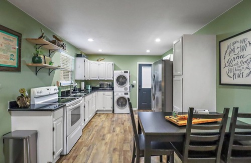 Anahuac Cottage | Gator Getaway - Charming 2-bedroom cottage with WiFi, AC in delightful Anahuac.