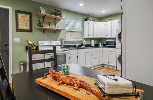 Anahuac Cottage | Gator Getaway - Charming 2-bedroom cottage with WiFi, AC in delightful Anahuac.