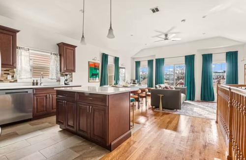 Hackensack River Waterfront House | Gatsby 3BR - Pool Table - Sleeps 10 - Near NYC