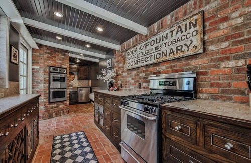 Heart of Lubbock House | Gatsby Getaway 2 miles to TTU w/Pool+Speakeasy+Bar