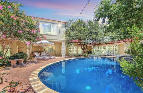 Heart of Lubbock House | Gatsby Getaway 2 miles to TTU w/Pool+Speakeasy+Bar