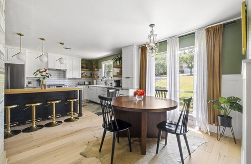 San Marcos House | Gatsby-Inspired 5BR Near Texas State Pool, Gym, Fire Pit