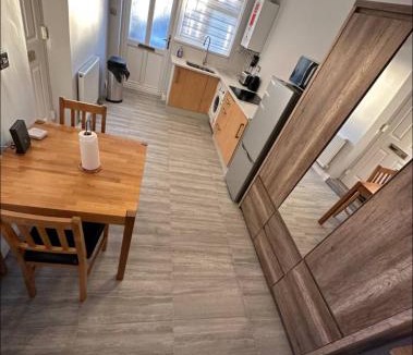 Tinsley Green Apartment | Gatwick Cosy Apartment