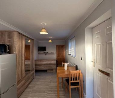 Tinsley Green Apartment | Gatwick Cosy Apartment