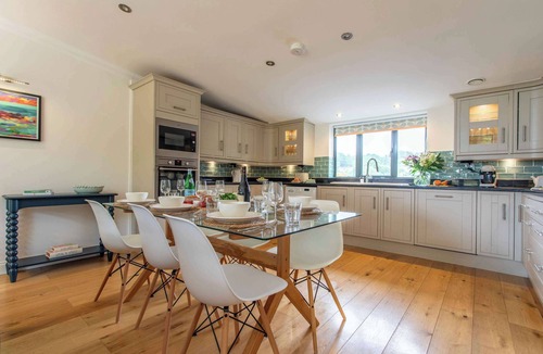 Combe Down House | Bright Lofty House with Parking and Hot Tub