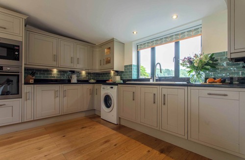 Combe Down House | Bright Lofty House with Parking and Hot Tub