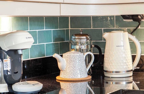 Combe Down House | Bright Lofty House with Parking and Hot Tub