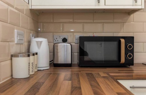 Neath Apartment | Contractor Room Kitchen Central Spot