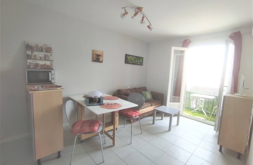 Perpignan Apartment | Gd T2, mountain and sea view, near shops, free parking, bus