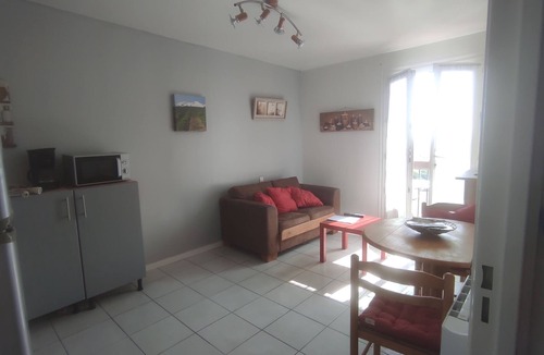 Perpignan Apartment | Gd T2, mountain and sea view, near shops, free parking, bus