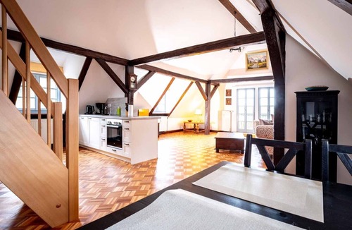 Creglingen Apartment | Gemütliche, eindrucksvolle Maisonette-Wohnung mit großem Balkon und Blick ins Grüne