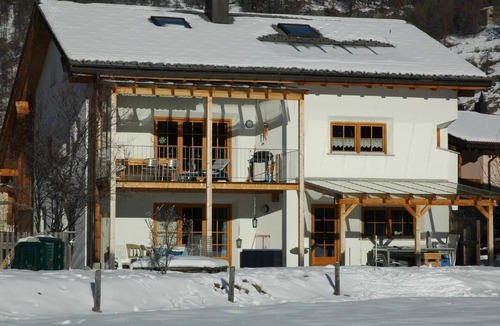 Zernez Apartment | Gemütliche Ferienwohnung im Grünen by Interhome