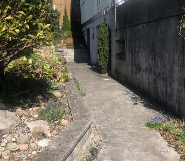 Worb Apartment | Gemütliches Zimmer mit eigenem Bad