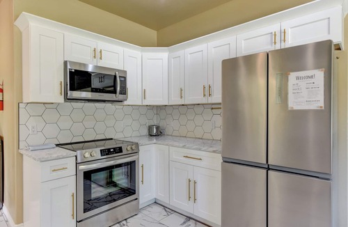 Lockhart House | Gem On Pearl w/Pool - Walk to Downtown Lockhart