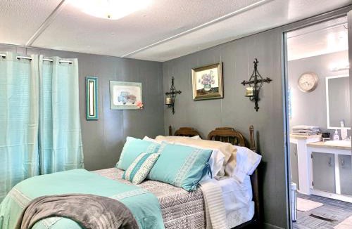 Wagoner House | Gene's Retreat, charming lakeside 3 bedroom 2 bath