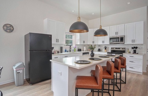 Nevada Street Cottage | Generous 4br/3ba Charmer Near Glorius Downtown!