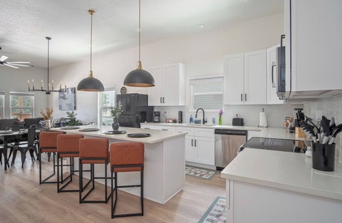 Nevada Street Cottage | Generous 4br/3ba Charmer Near Glorius Downtown!