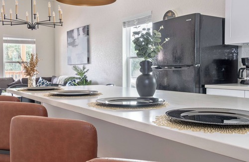 Nevada Street Cottage | Generous 4br/3ba Charmer Near Glorius Downtown!