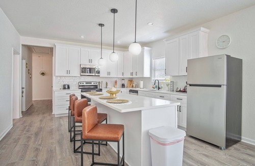 Eastside Promise Neighborhood Cottage | Generous 5br/3ba Haven Close to Alamo & Riverwalk!