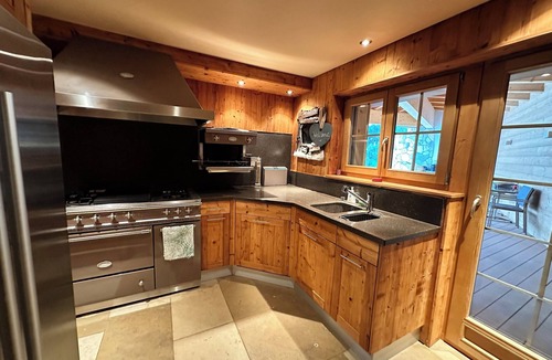 Noes Ski Chalet | Generous deluxe chalet walking distance to shops, restaurants & Cry D'Er lift.