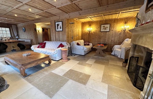 Noes Ski Chalet | Generous deluxe chalet walking distance to shops, restaurants & Cry D'Er lift.