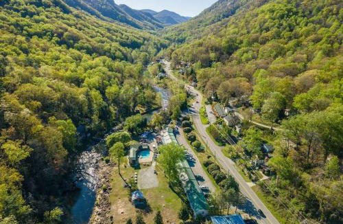 Lake Lure Hotel | Geneva Hotel & Tiki Bar