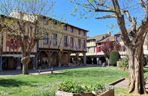 Mirepoix House | Gentil coquelicot