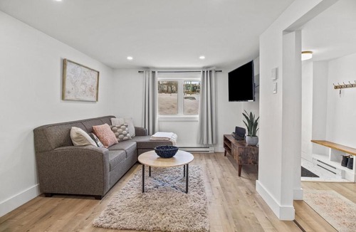 St. John's House | Georgestown Hutch Private Patio Parking
