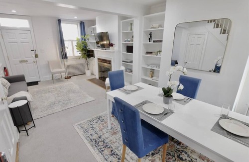 Georgetown House | Georgetown Cobblestone Cottage - Private Parking!