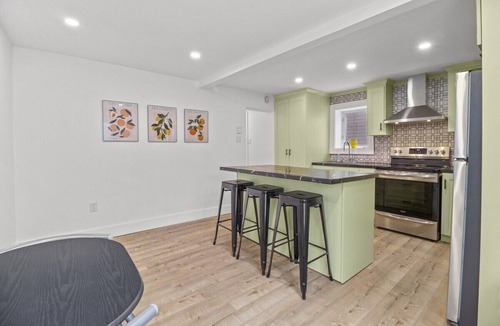 St. John's House | Georgetown Hutch Private Patio Parking