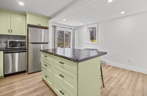 St. John's House | Georgetown Hutch Private Patio Parking