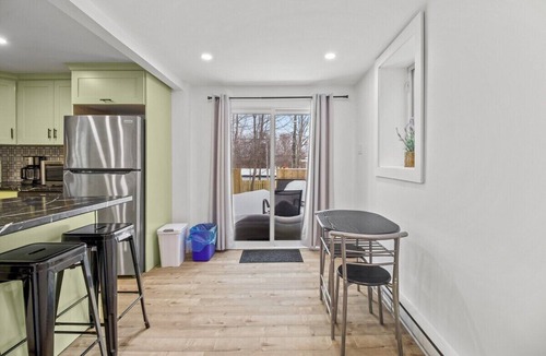 St. John's House | Georgetown Hutch Private Patio Parking