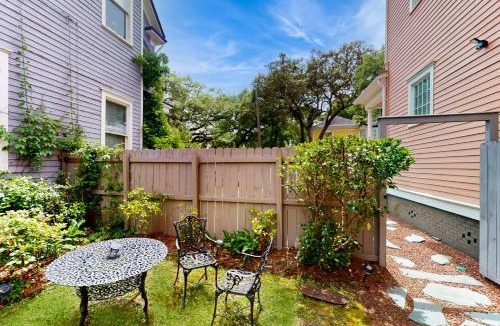 Thomas Square Apartment | Georgia Peach