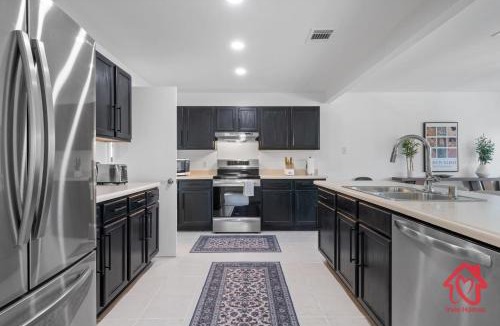 Georgetown House | Georgian 5BR Retreat Heat Chilled Pool + Hot Tub