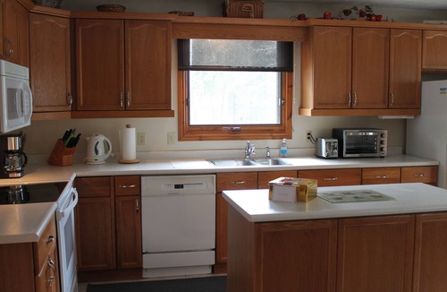 Colpoys Bay Cottage | GEORGIAN BAY RETREAT-Stone Fireplace-Hot Tub- Dock- No Cleaning Fee!